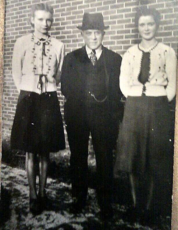 Wilhelm mit seinen Halbschwestern vor dem Elternhaus in Zetel